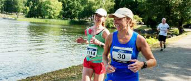 2 women running in Marathon